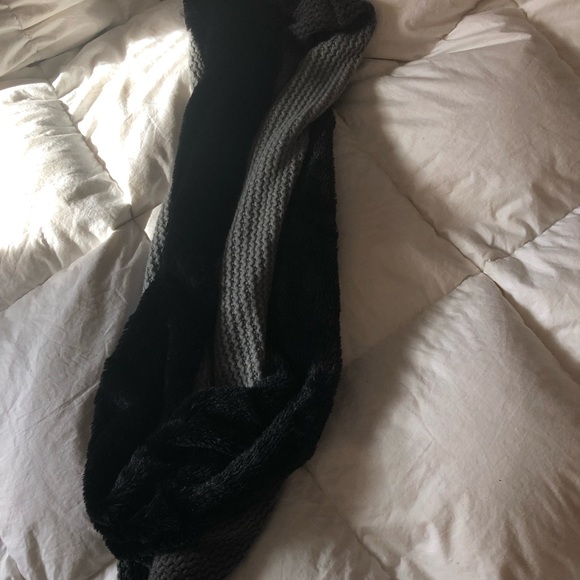 Black and Gray two sided fur and knit winter scarf - Picture 3 of 3